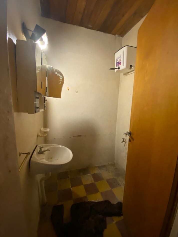 Casa a reciclar/ lote para galpon.