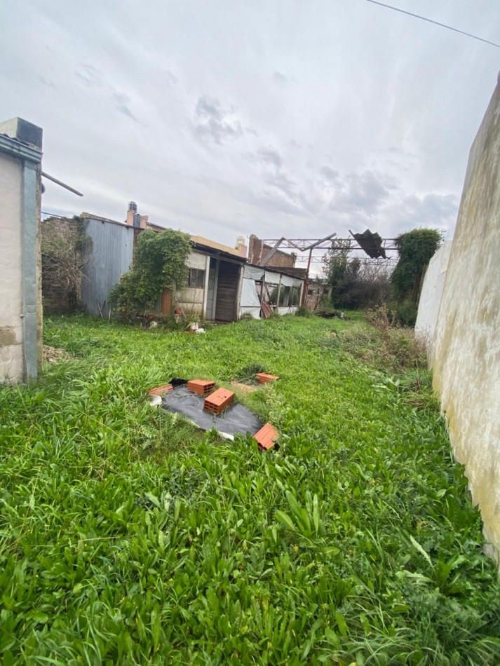 Casa a reciclar/ lote para galpon.