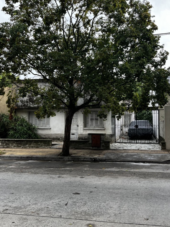 Lote con casa a demoler. IDEAL CONSTRUCTOR.